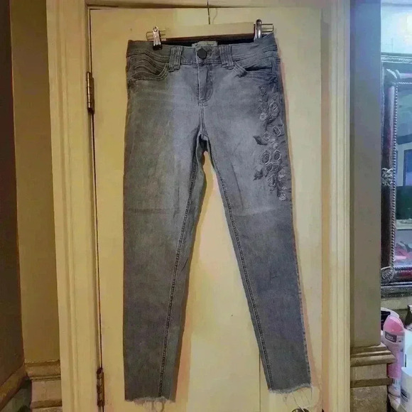 15Raw hem democracy light grey wash floral embroidered cropped jeans size size 6 - Picture 2 of 8